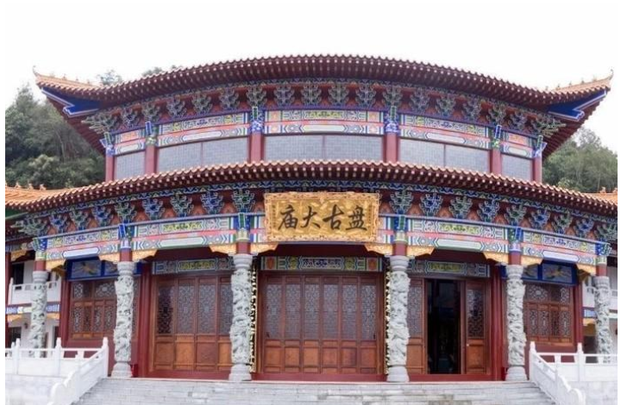 一百户看守寺庙,因此,人们把守庙的100户人家称为大盘古村,把守墓的