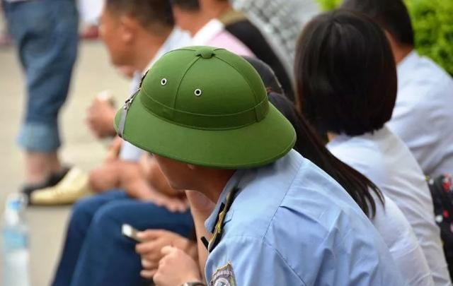越南男性喜欢戴个“硬壳帽”，它有啥作用？当地人：用处特别大