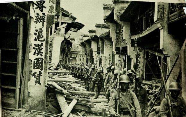 残墙断壁,气愤填膺,80年前日寇侵犯一个县城老照片__财经头条