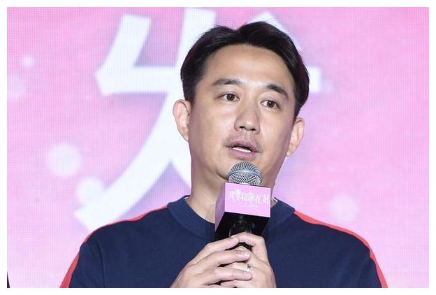 黄磊终于瘦了穿蓝色牛仔衣和孙莉合影脸小了一圈颜值帅回20岁