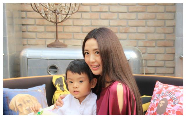 其中,还有很多人十分好奇她孩子的爸爸是谁,杨童舒对此也没有做出答复