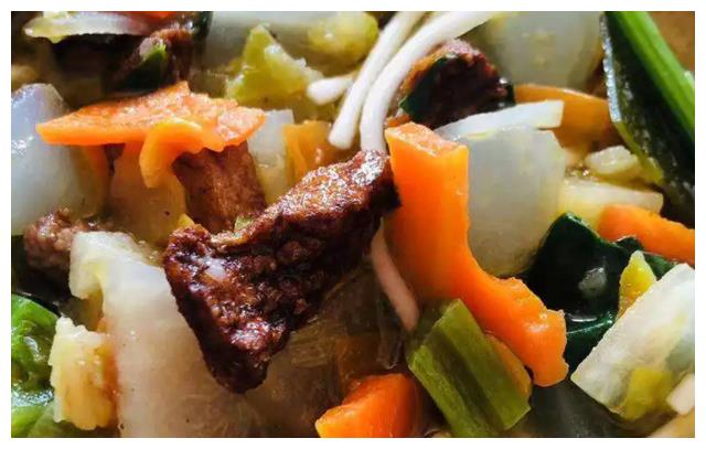 6:熬饭熬饭在青海就是"肉汤烩菜",而且在当地,羊肉汤和白萝卜的搭配最