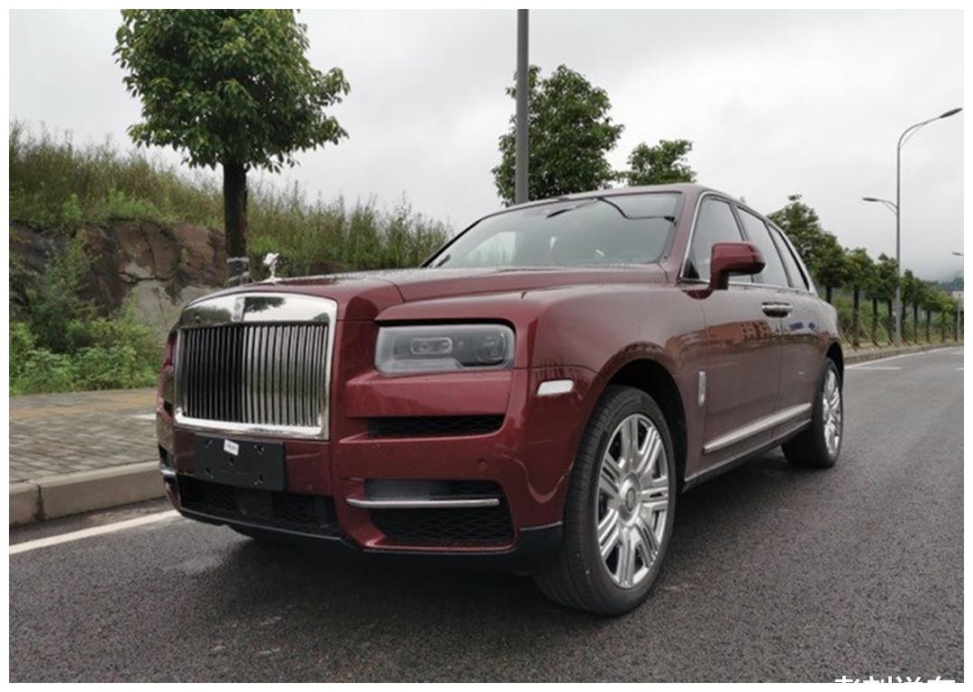 劳斯莱斯库里南提车,办下地800万,感觉人生已经到达了巅峰!