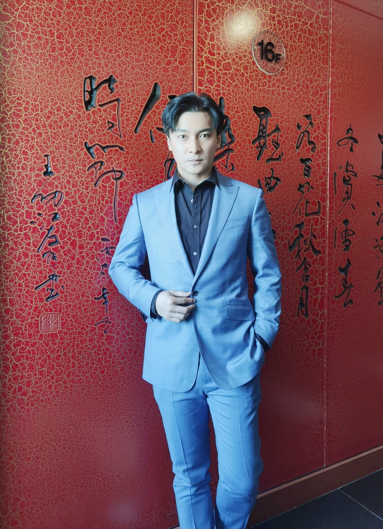 电影《花儿为什么这样红》首映 贺刚致敬"时代楷模"拉齐尼