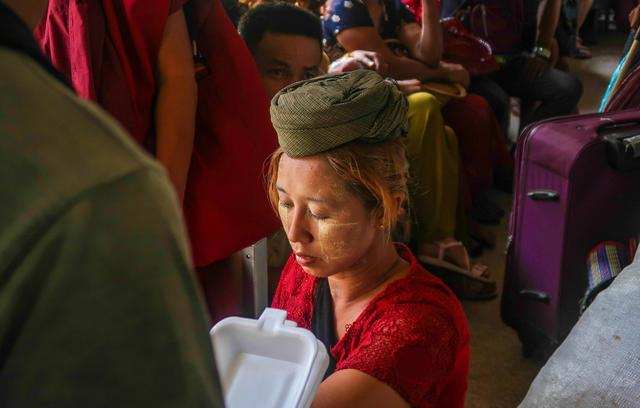 实拍缅甸的火车，当地人在上面卖菜，脏乱差程度堪比<a href=