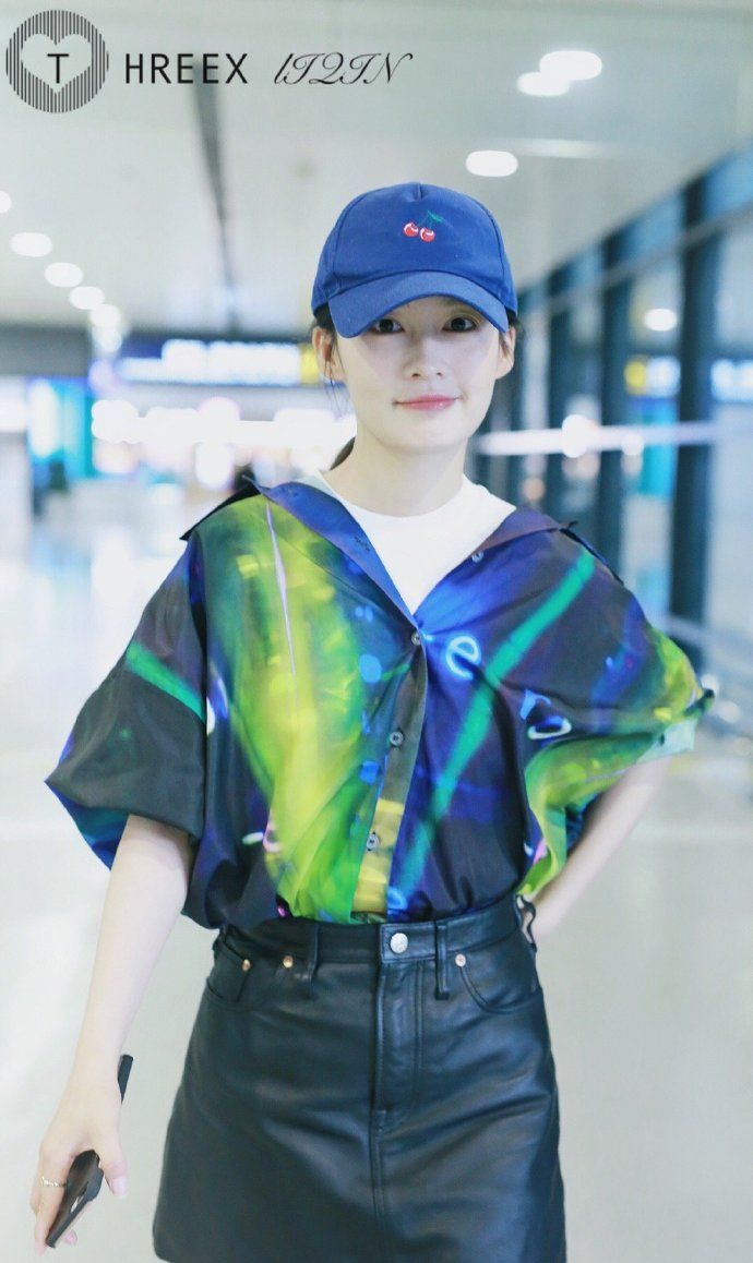 李沁戴棒球帽穿彩色外套搭配黑皮短裙现身机场,皮肤白皙面带微笑_高清