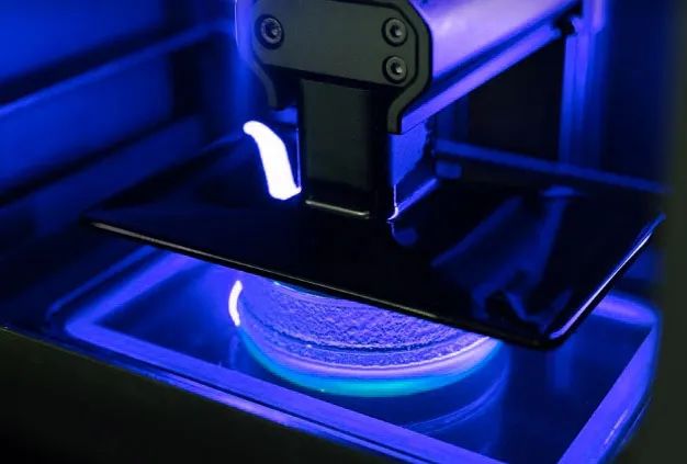 一种基于凝胶的金属3D打印新技术：可实现10um级别特征制造