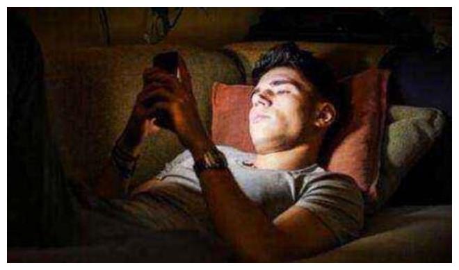 长期睡前玩手机的人，用不了多久，身体或许会承受这4个变化休闲区蓝鸢梦想 - Www.slyday.coM