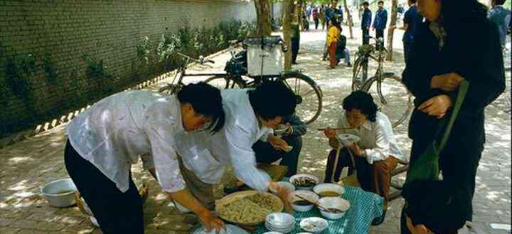 80年代老照片街头商贩做生意，露天经营设备简陋，自行车最重要