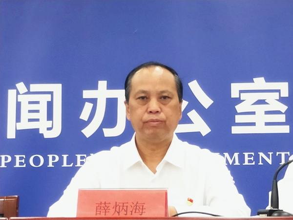 薛炳海指出,全市工信系统将认真落实"六稳""六保"任务,继续坚持"一手