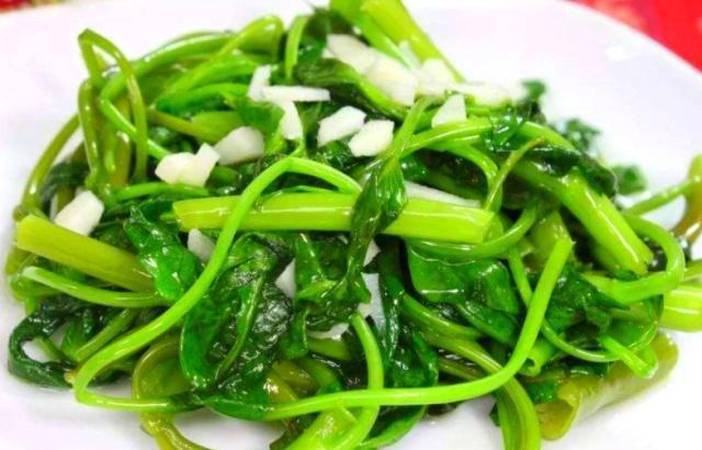 能够有效防止氧化变黑;其次,在炒空心菜时油的用量要比平时炒菜多0