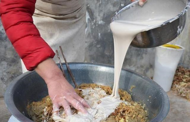 这种用粉条做成的美食，吃着比肉还香，当地人叫皮渣，你吃过吗休闲区蓝鸢梦想 - Www.slyday.coM