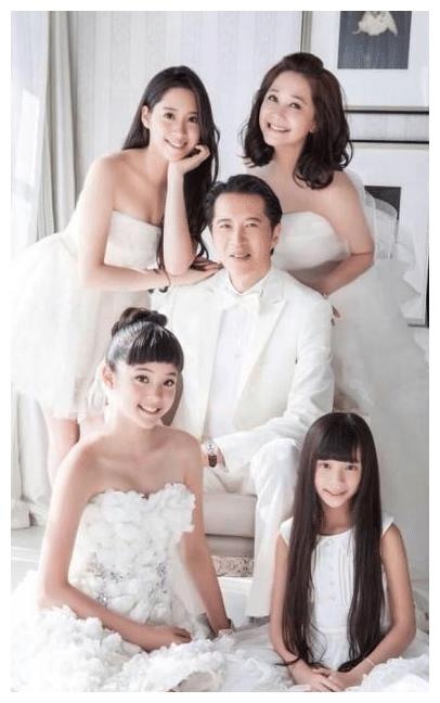 欧阳娜娜度假海边散步素颜高马尾少女又可爱嘴角大块白斑抢镜