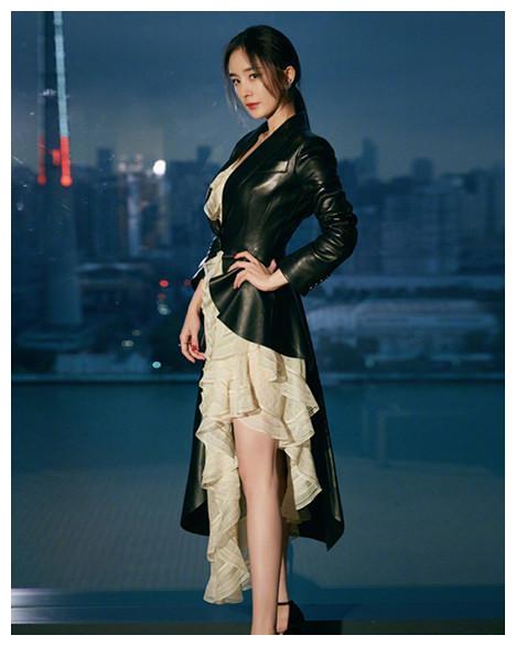 杨幂真会搭, 穿皮裙亮相, 一双美腿好吸睛, 私服也是"宝藏"