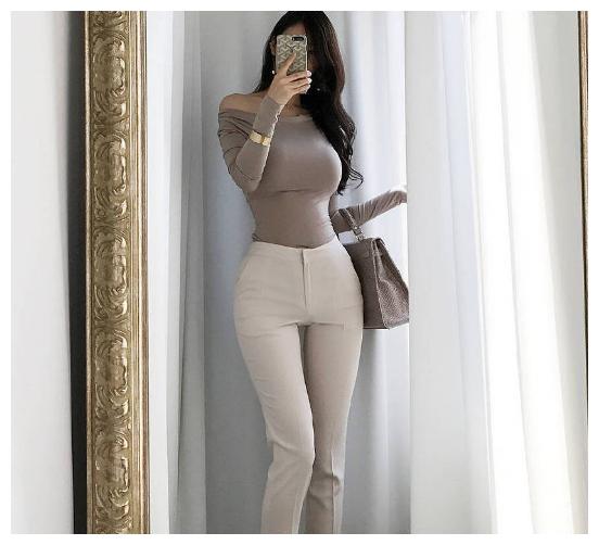 九头身美女,身材曼妙,号称普拉提女神