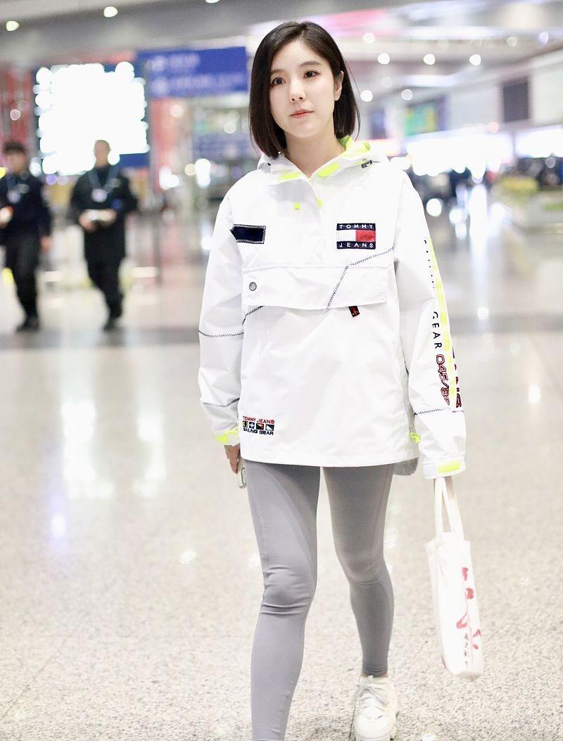 赵奕欢彻底换风格,穿健身裤走机场身材抢镜,昔日校花成健身女神