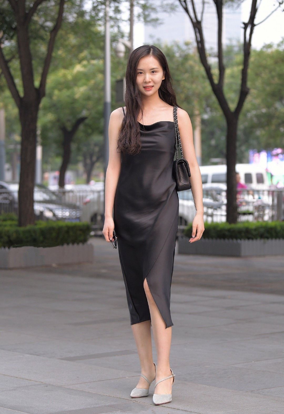 街拍:柔顺丝绸丝滑连衣裙,简约经典,尽显浪漫迷人风采