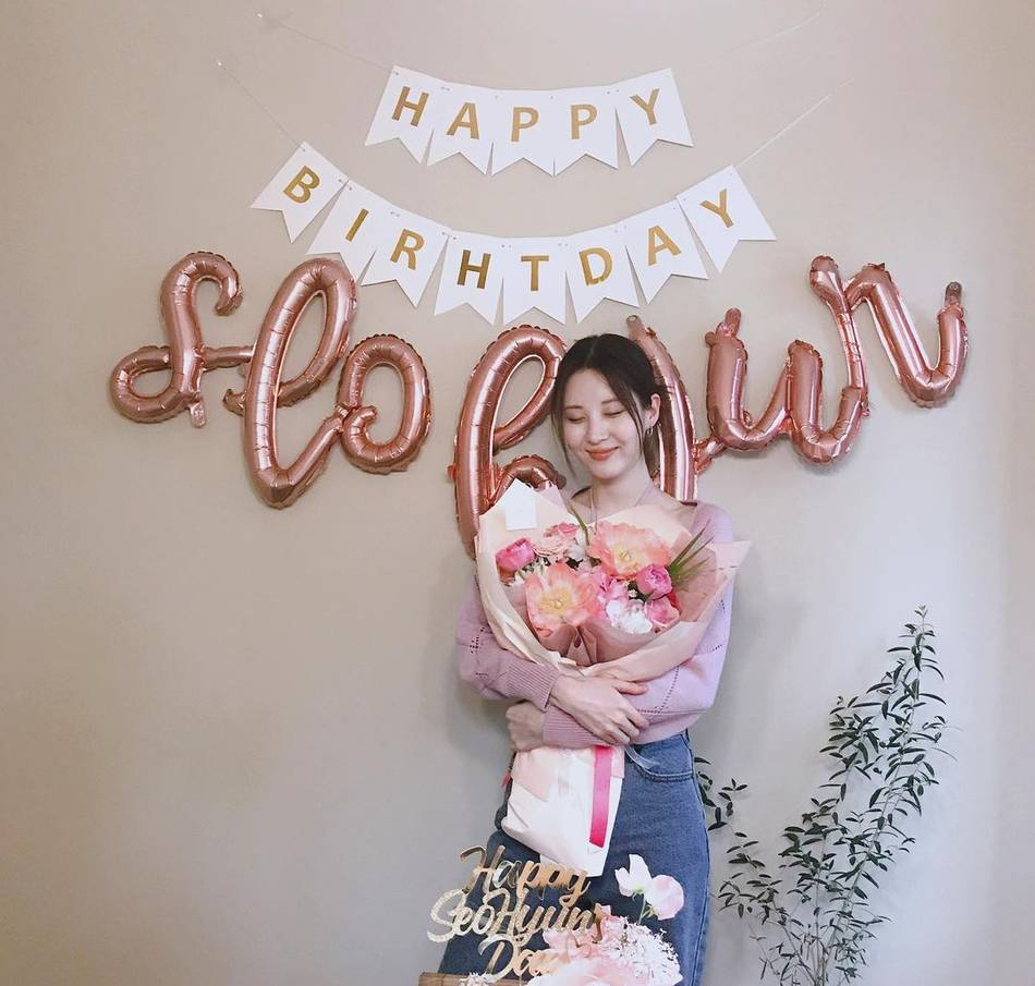 1 / 6 6月28日当晚,少女时代成员徐贤在社交平台晒出庆祝生日的照片