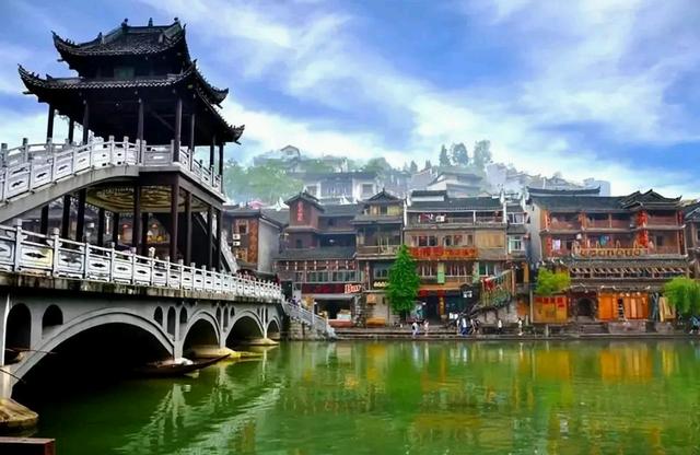 凤凰古城还是值得一去的,淳朴的民风,热闹但不喧哗的小城