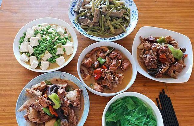 婆婆家午餐四菜一汤荤素搭配农家菜肴也一样喷喷香