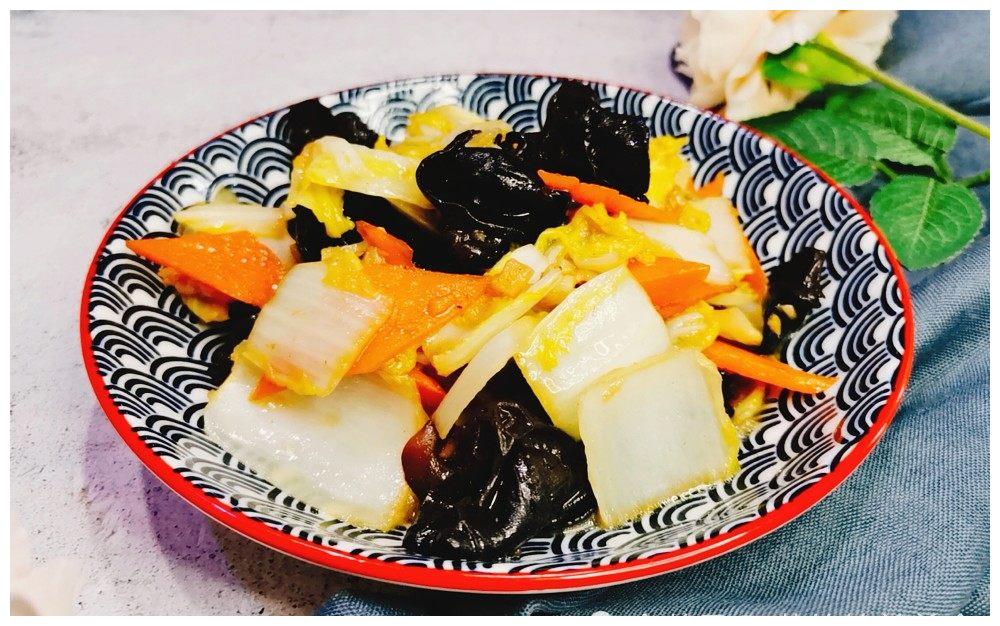 吃饭了!娃娃菜炒木耳,清爽又清肺的夏季小菜,好吃还不贵