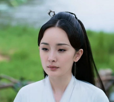 之后西海二皇子苏陌叶进到阿兰若梦镜,不仅帮凤九找到了