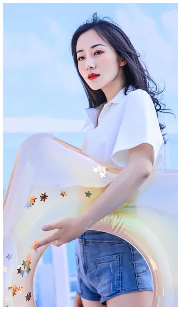 韩雪太奔放了吧,拍照时裤子勒出凹痕,不但没处理还晒出了成片