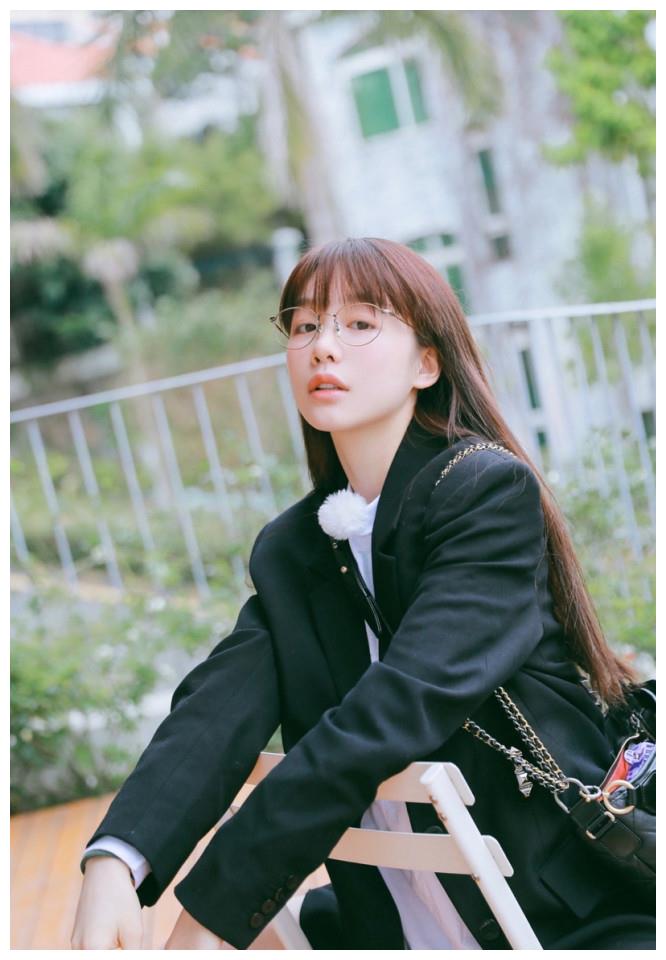 美女影视明星徐梦洁身穿黑色外套搭配眼镜斯文写真