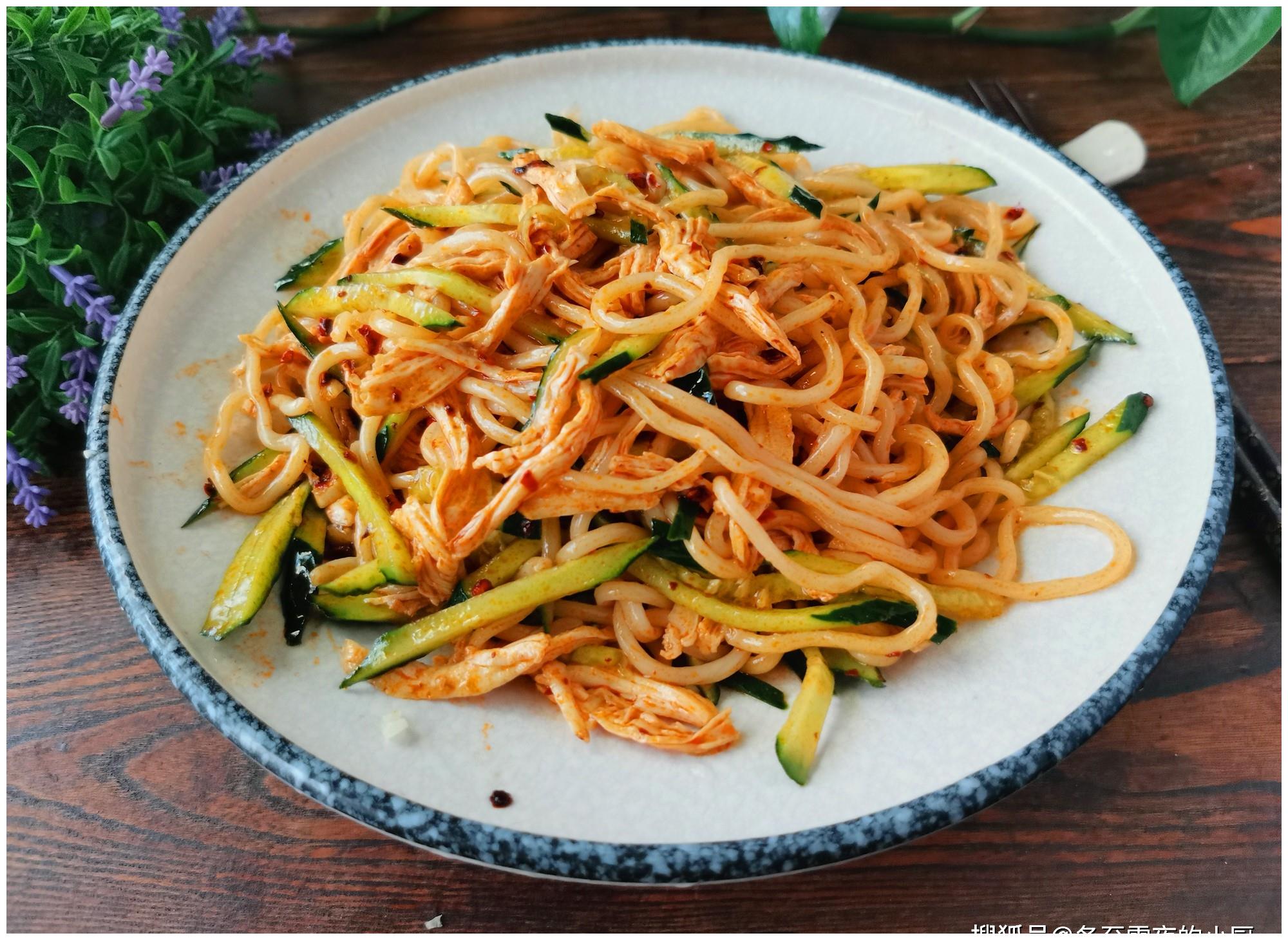 二伏吃面条,教你鸡丝拌面做法,撕一撕,拌一拌,做法简单又好吃