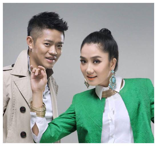 凤凰传奇出道16年:玲花老公上热搜,曾毅发文想"单飞追梦"?