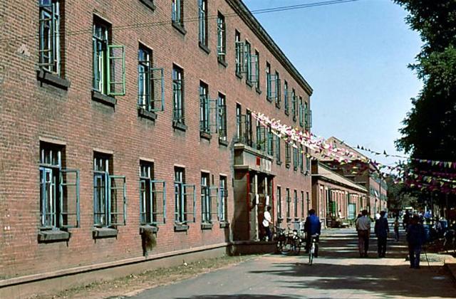 老照片:东北唯一的特大城市,沈阳1983年沈阳市朝阳街位于沈阳方
