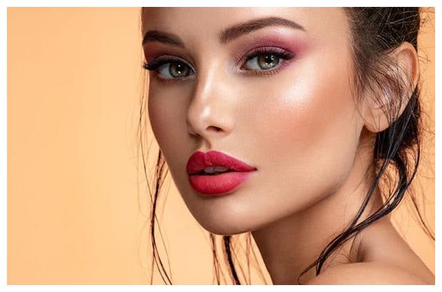 完美五官的欧美女神彩妆超迷人