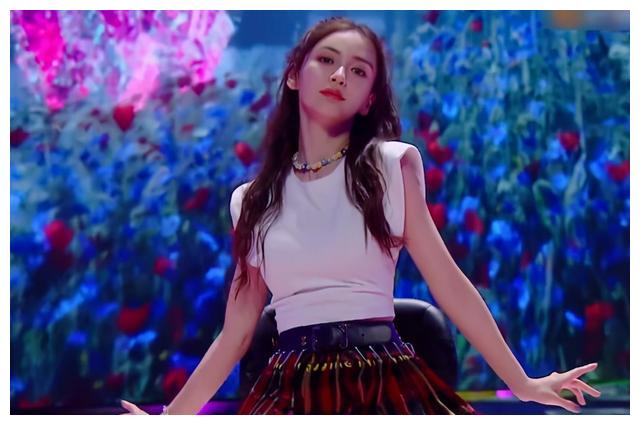 杨颖现身《快本》跳舞,表情管理不输女团,宛如18岁少女