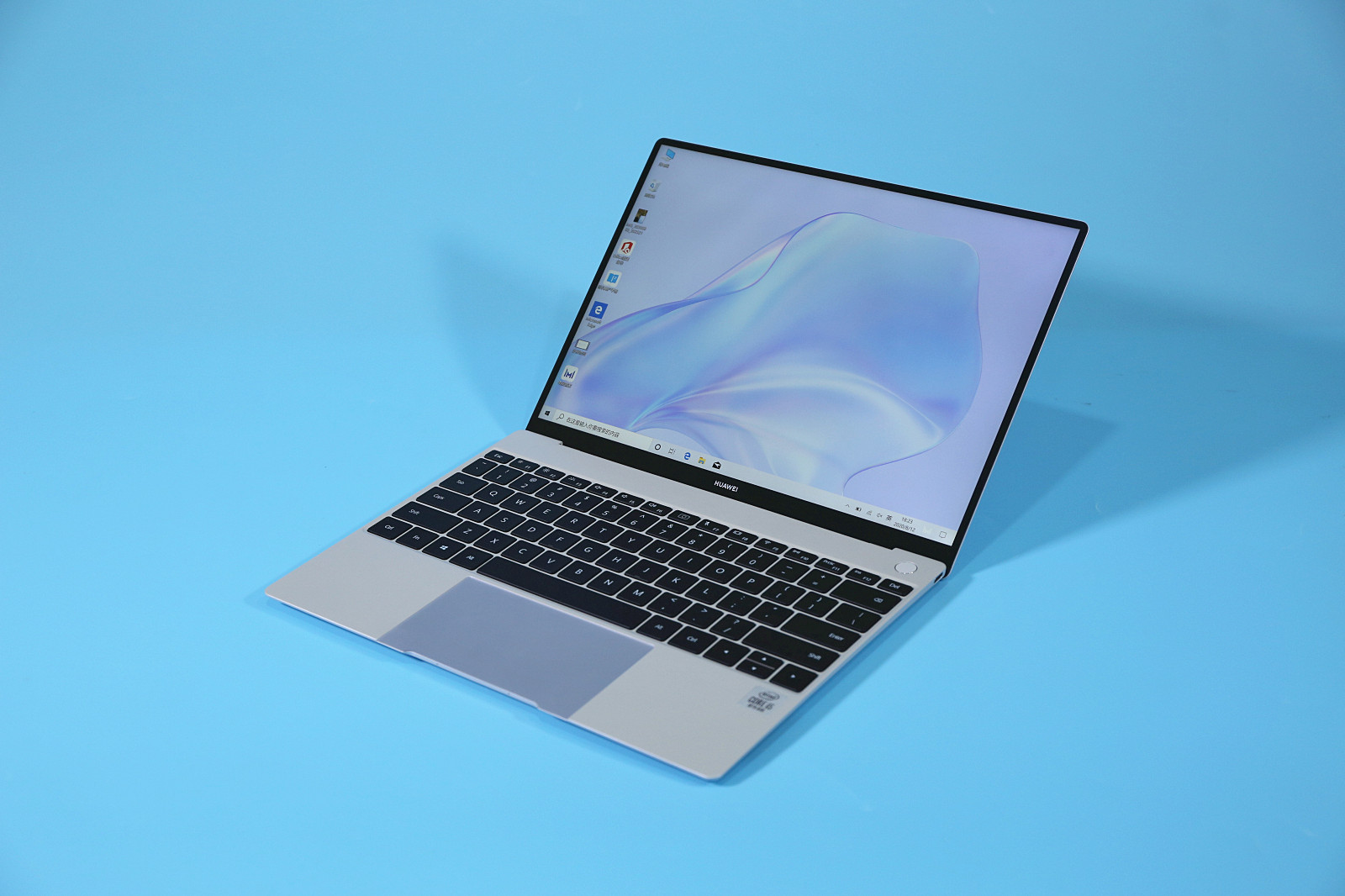 悬浮式全面屏 轻至1kg!华为matebook x冰霜银图赏