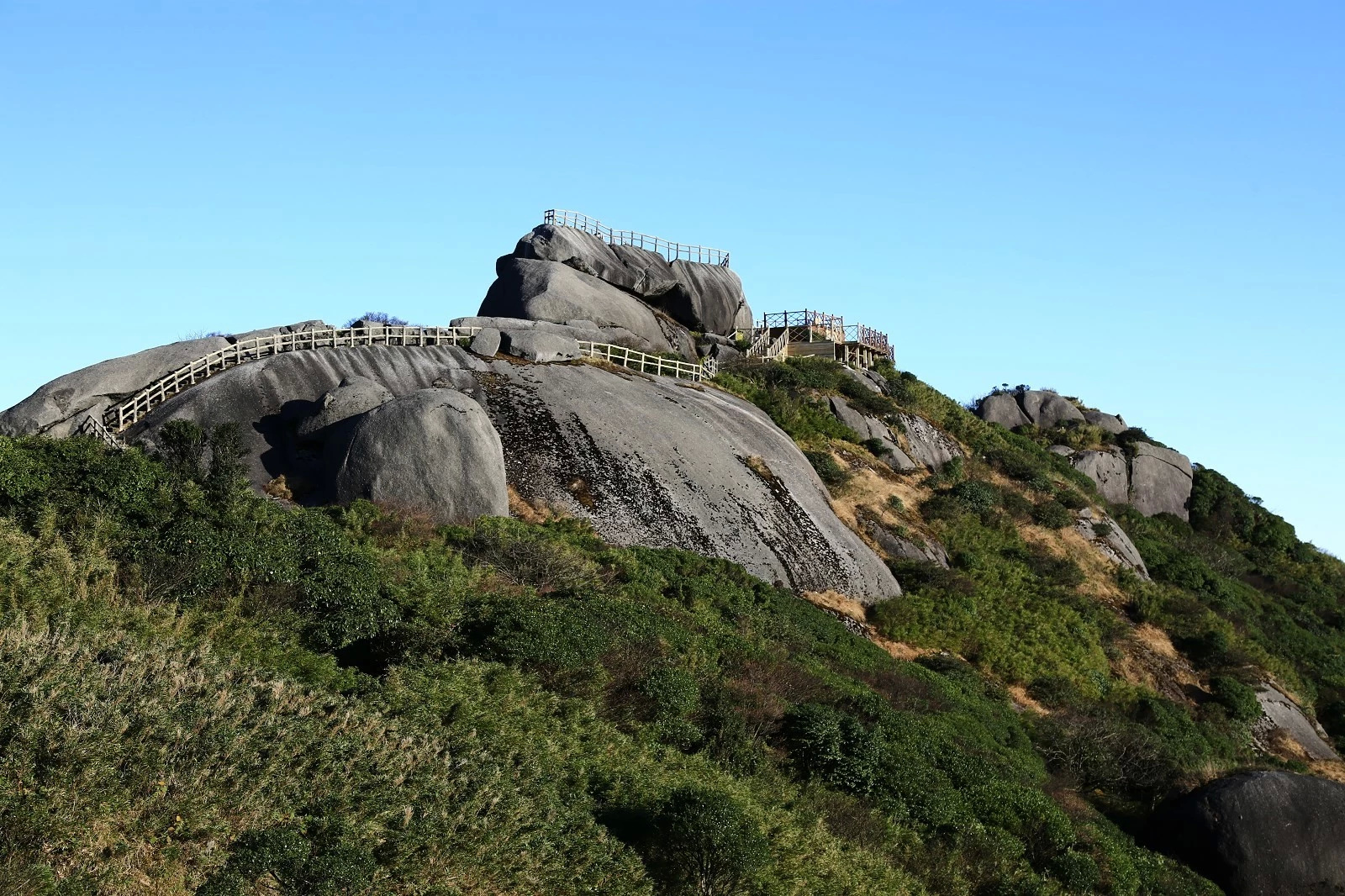 广西一座山,内有华南第一高峰,呈北东—南西走向,地跨2县