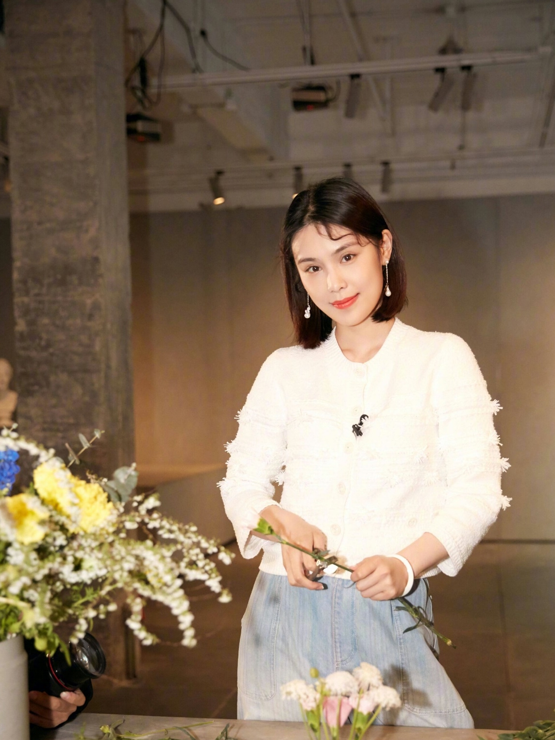 29岁韩丹彤白色上衣清新靓丽,搭配蓝色阔腿裤尽显女人味!