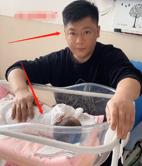 赵本山徒弟谢永强首次晒女儿,初当人父颇温柔,孩子