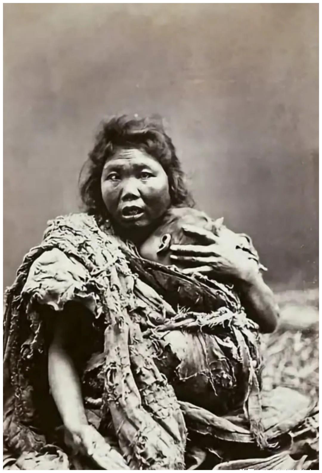 晚清照片,穿袄裤的女子浓妆艳抹,剪掉辫子的男子唉声叹气