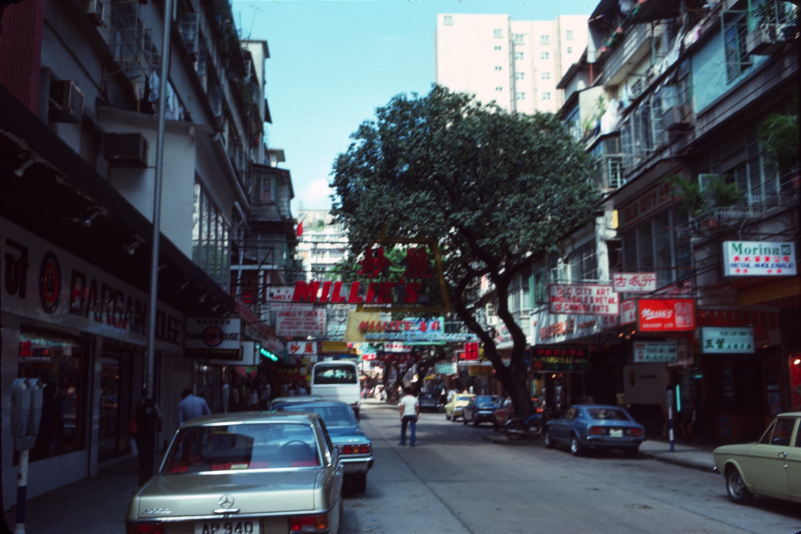 香港街景热闹的市场商业街上的双层巴士双喜大厦1976年的香港,罕见