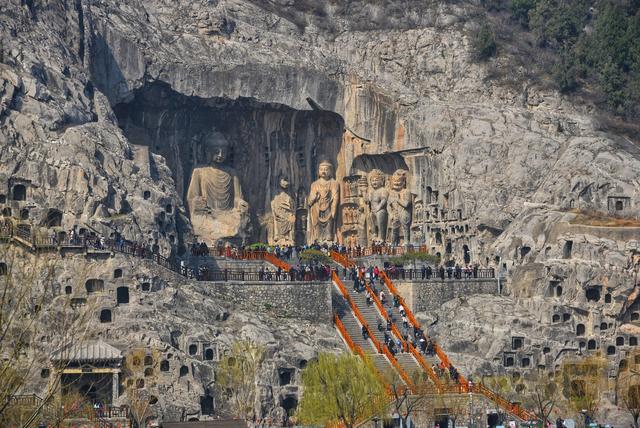 西山石窟景区位于桂林市风景区,以参观游览为主的千年天然溶洞