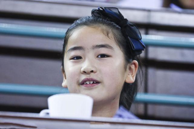 看到如今姚沁蕾12岁了,很多球迷也疑惑为什么姚明叶莉不要二胎,如今