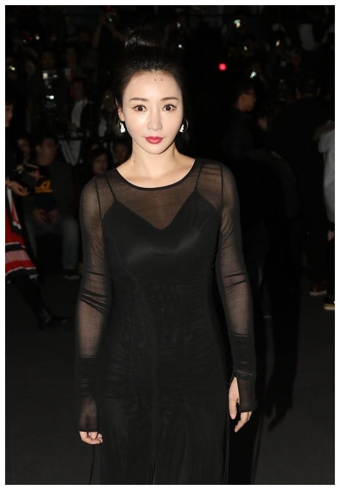 柳岩:黑色白纱长裙,尖头高跟鞋大秀性感