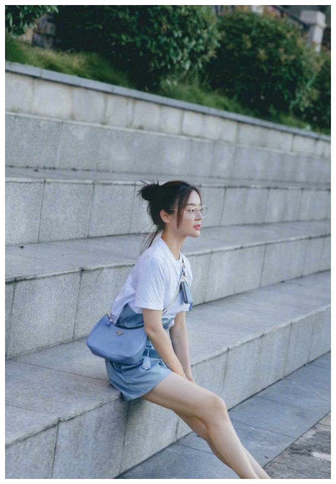 漂亮美女明星袁姗姗蓝色短裤戴眼镜户外美图
