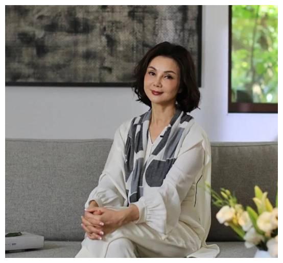 "小婉君"谢玲玲:24岁嫁豪门生5子,获4亿分手费出局后怎样了?