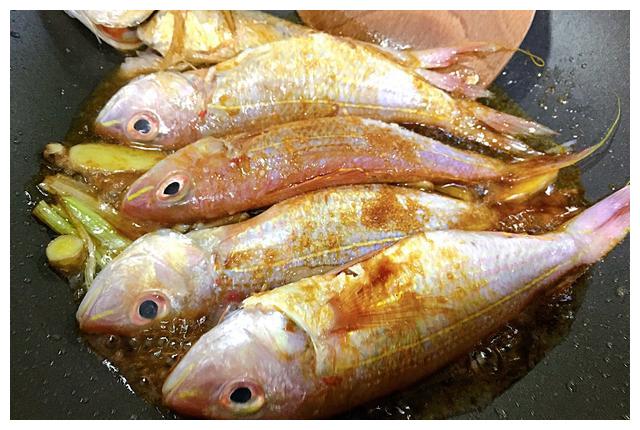闽南传统菜脯炣鱼,比清蒸还好吃,只加一种调料,鱼鲜嫩而不腥__财经
