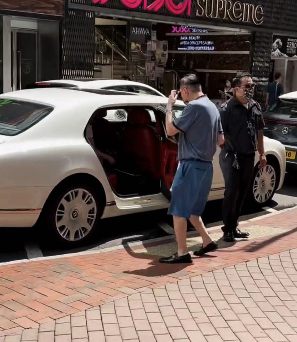 86岁赵世曾约会美女自曝和上万女性有关系曾花百万牵手林志玲