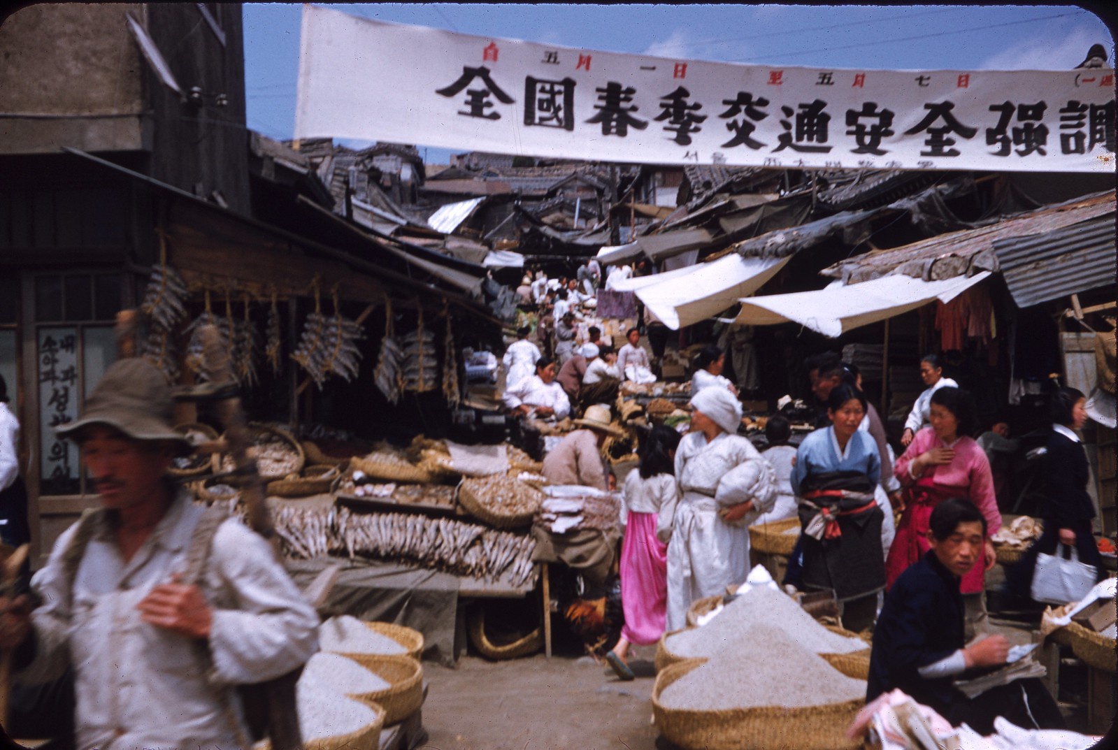 19531954年的韩国罕见街拍老照片大街上到处是汉字招牌
