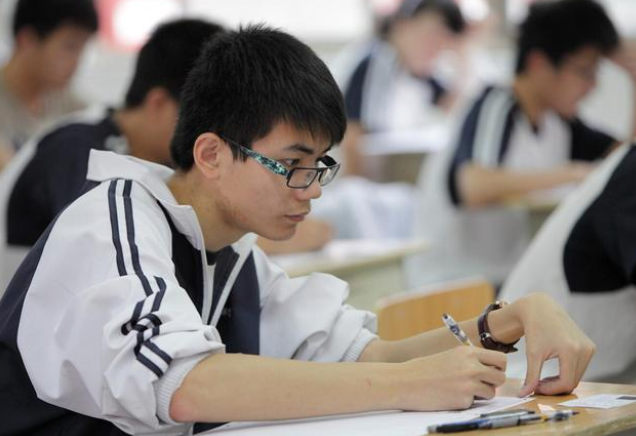 自毁前程，甘肃考生高考作弊实锤，数学考中作弊，违规携手机入场休闲区蓝鸢梦想 - Www.slyday.coM