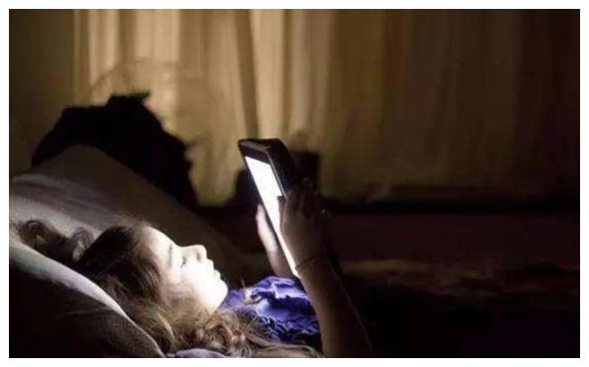 长期睡前玩手机的人，用不了多久，身体或许会承受这4个变化休闲区蓝鸢梦想 - Www.slyday.coM