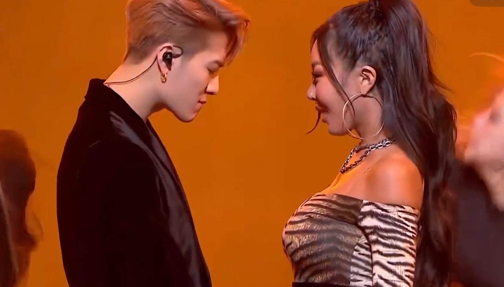 王嘉尔jessi性感同台帅炸全场王氏苏音开口征服全场听众耳朵